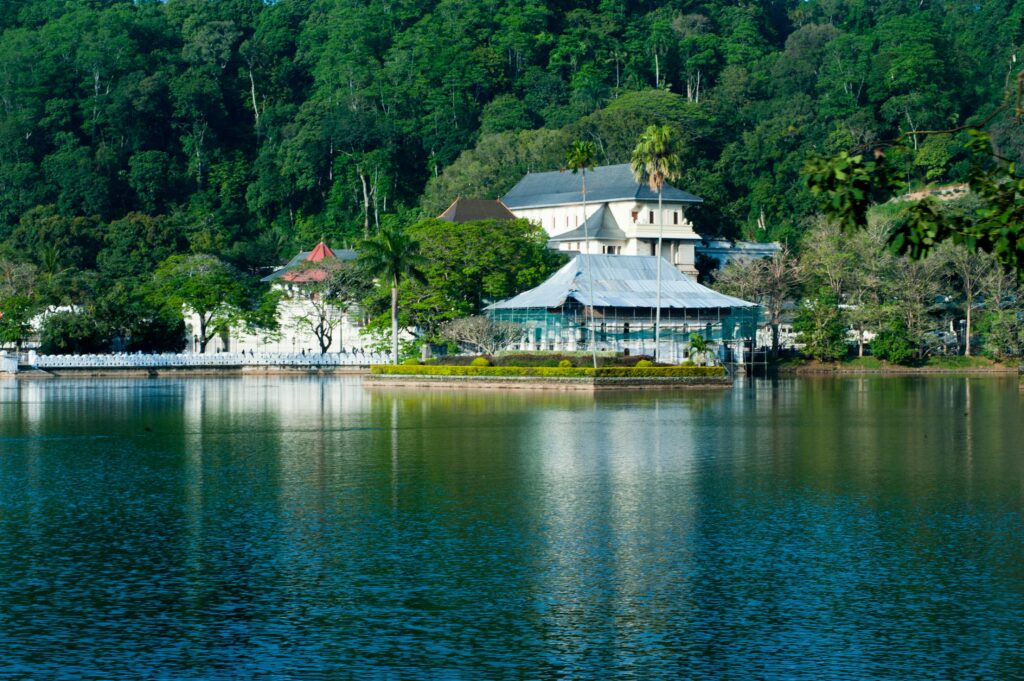 Exploring Kandy, Sri Lanka: kandy lake